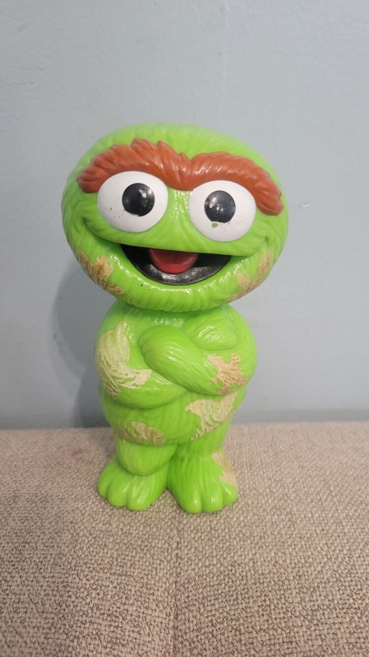 1999 Tyco 6” Oscar The Grouch Plastic Figure